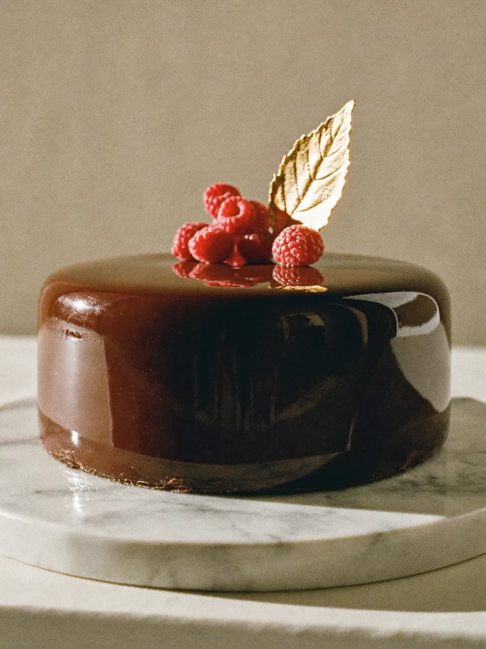 Entremets au glaçage miroir chocolat sur marbre