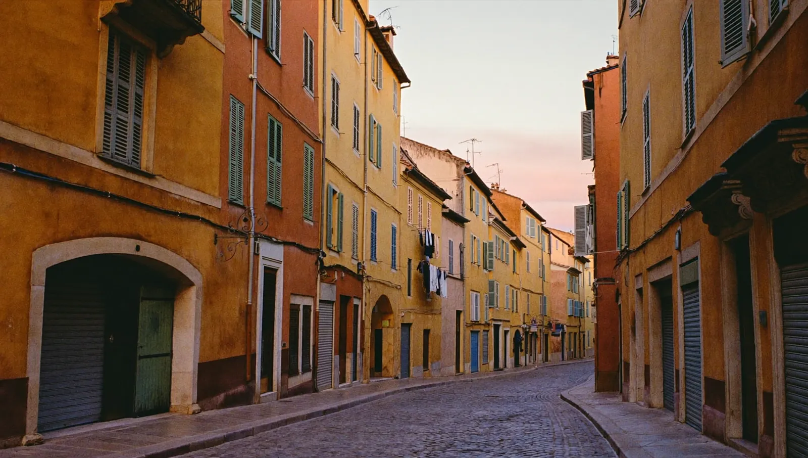Ruelle du Vieux-Nice à l’aube, volets et pavés