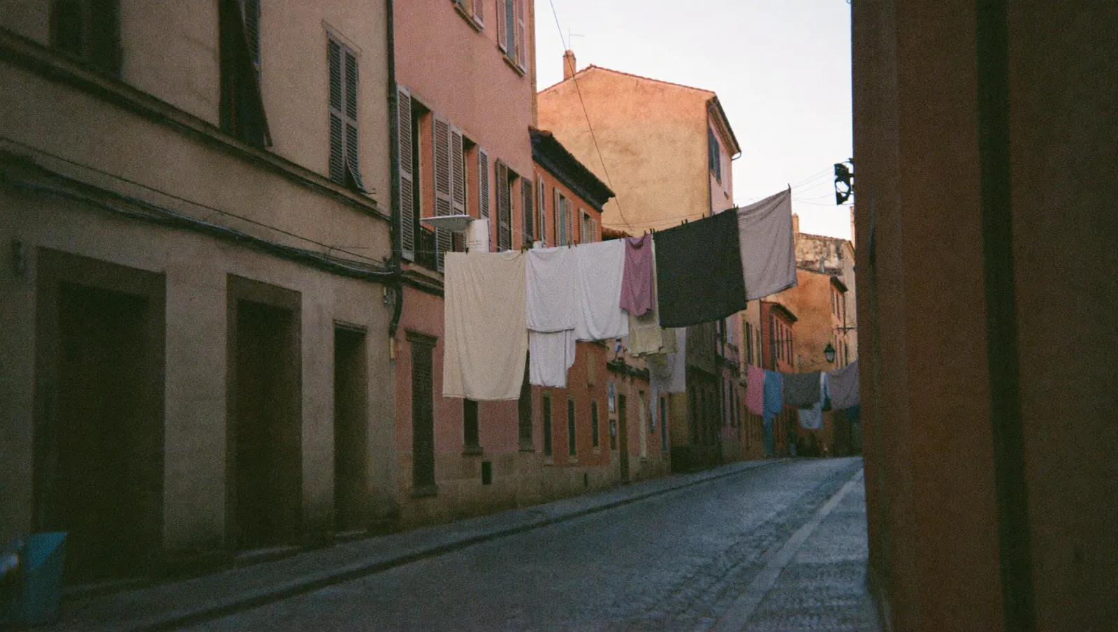 Ruelle du Vieux-Nice à l’aube, volets et pavés